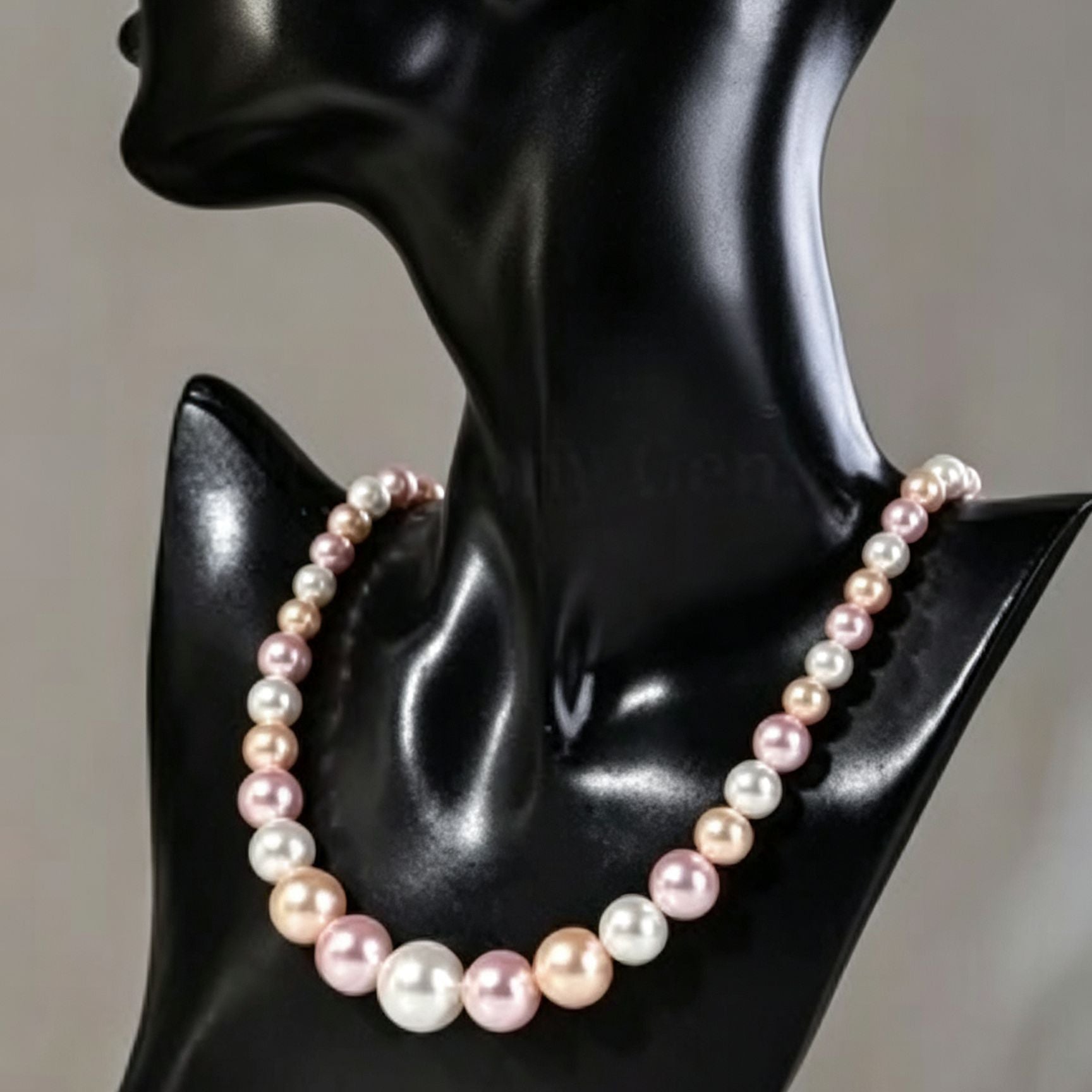 Exaggerated Ombre Pearl Necklace For Women With Alloy Chain And Alloy Pendant