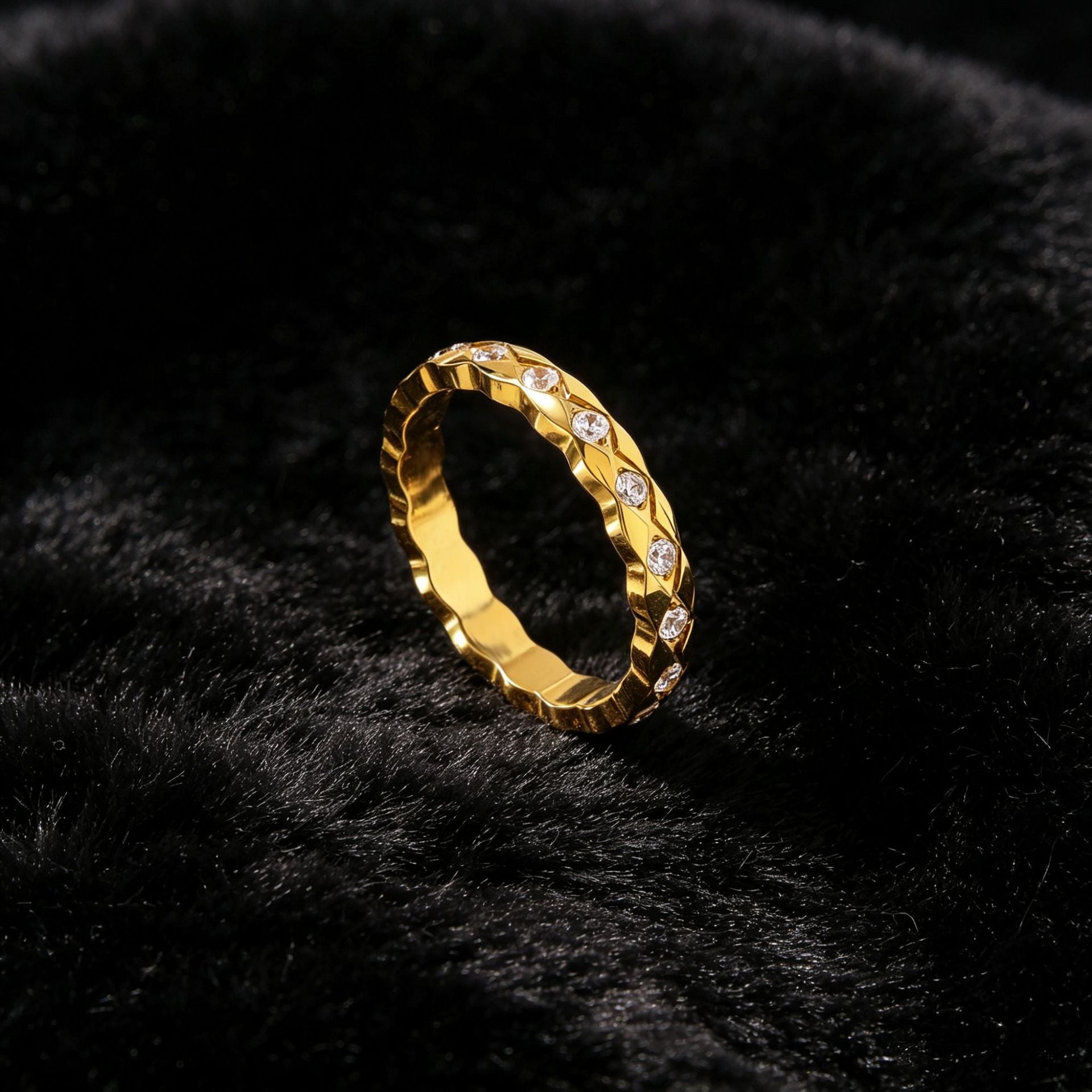 Lingge CNC Gold Band Ring For Unisex, Made Of 304 Stainless Steel With Rhinestone Inlay