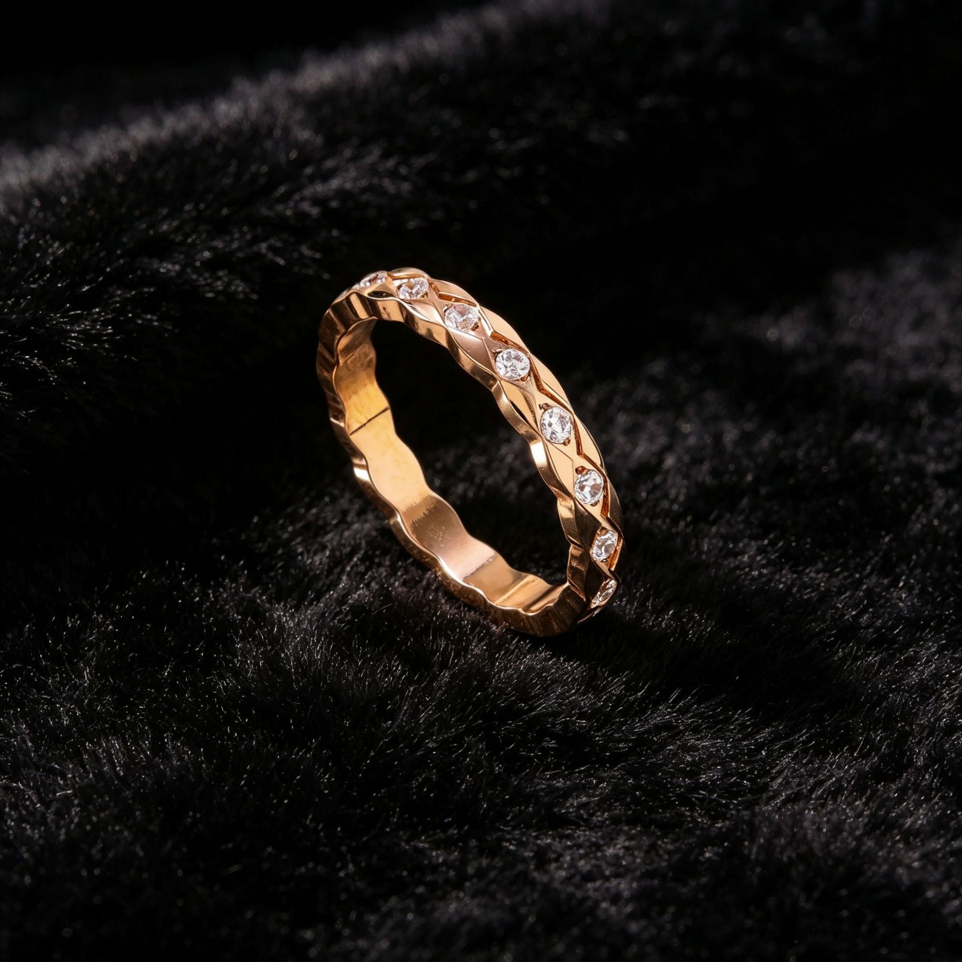 Lingge CNC Gold Band Ring For Unisex, Made Of 304 Stainless Steel With Rhinestone Inlay