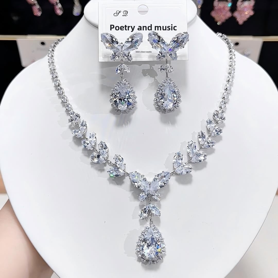 Luxurious Grain Pattern Necklace For Women In Champagne Color With Artificial Crystal And Zircon Inlay, Copper Alloy Pendant Material