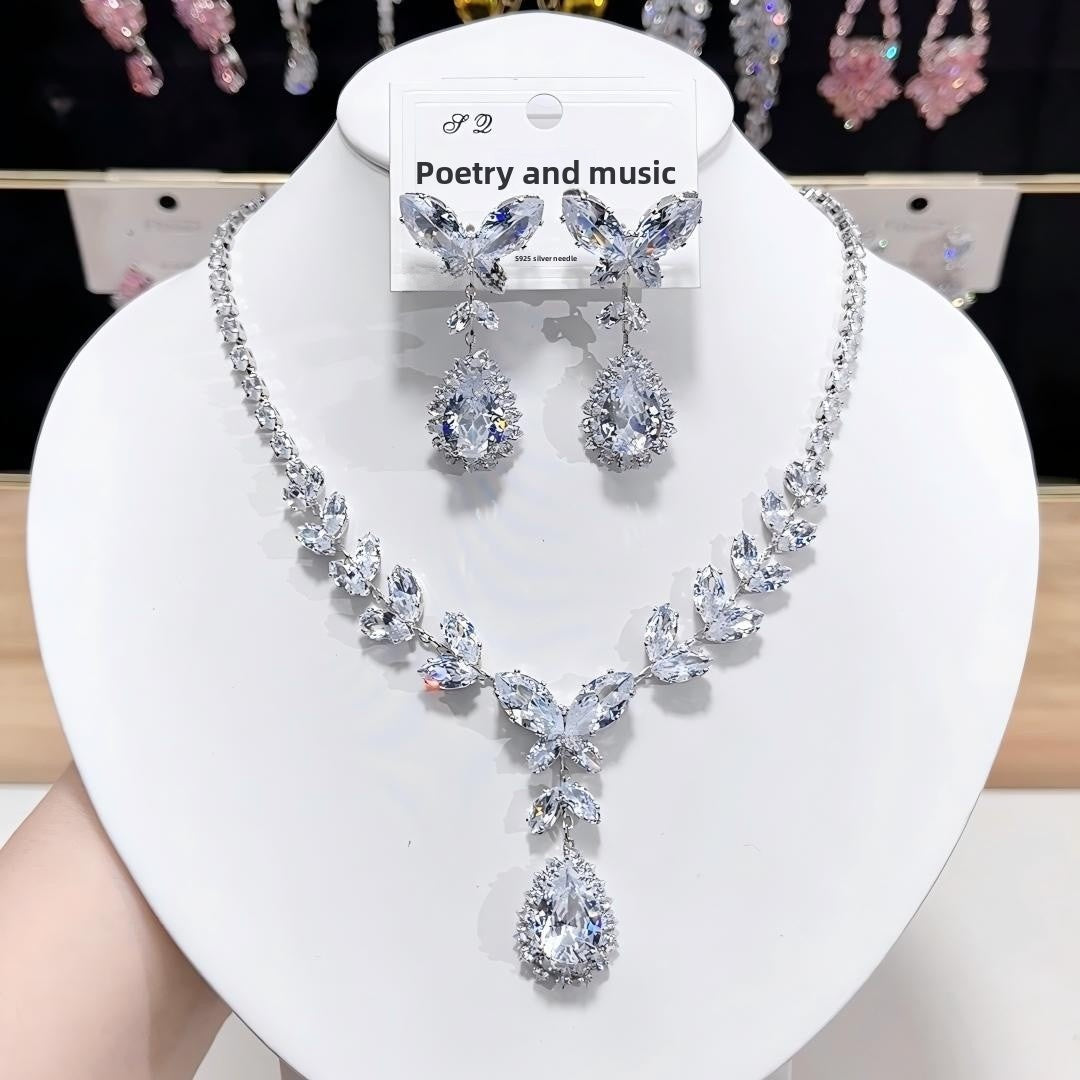 Luxurious Grain Pattern Necklace For Women In Champagne Color With Artificial Crystal And Zircon Inlay, Copper Alloy Pendant Material
