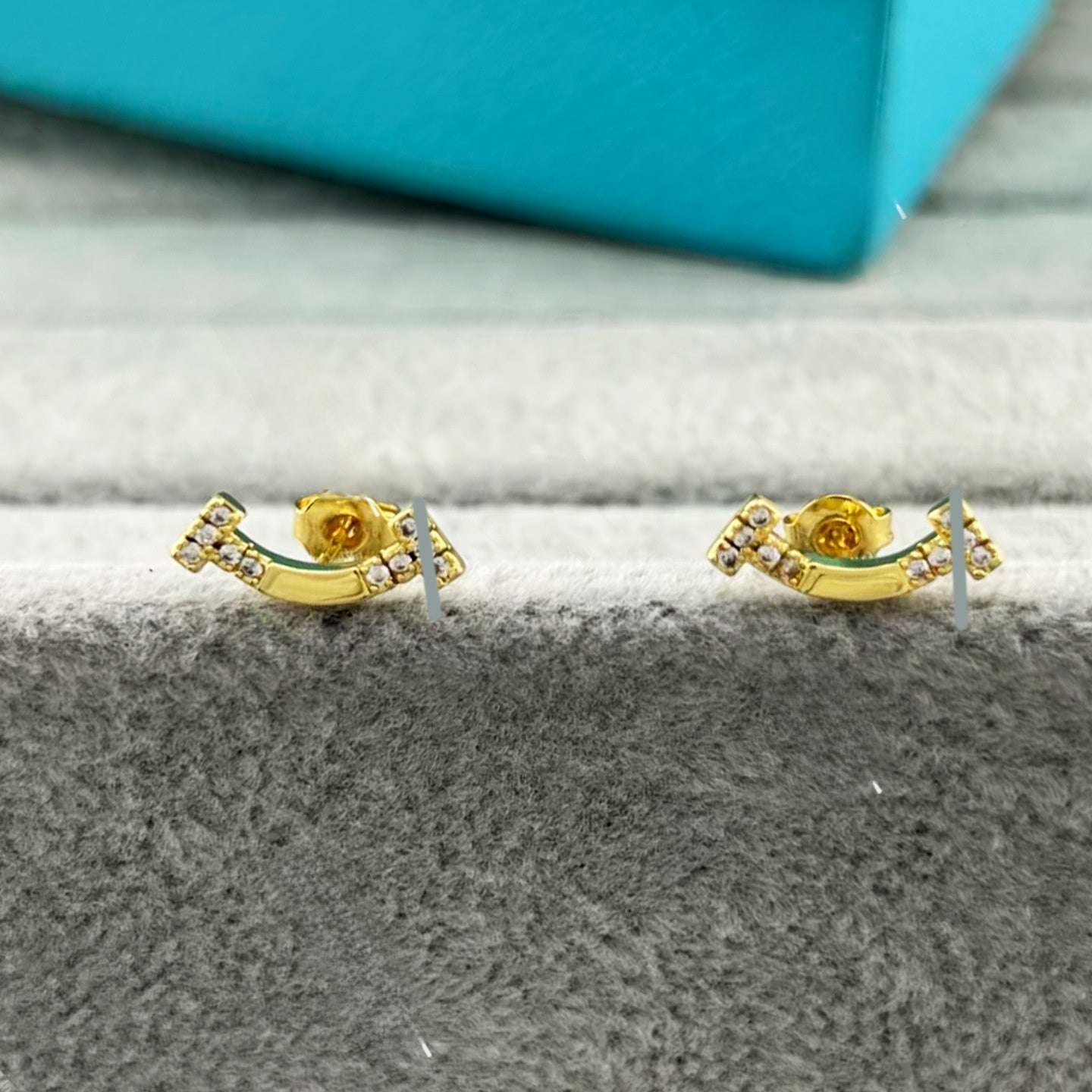 Heart Shape Earrings For Women In Gold V Gold Material With Copper Ear Pins And Rhinestone Inlay