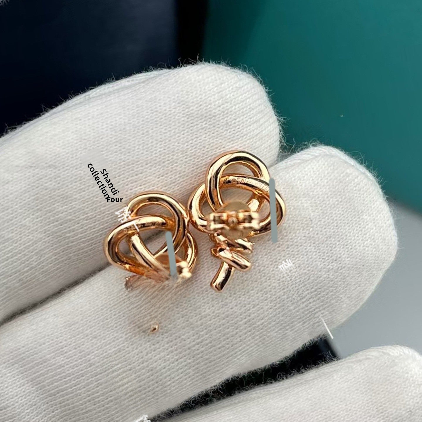 Heart Shape Earrings For Women In Gold V Gold Material With Copper Ear Pins And Rhinestone Inlay