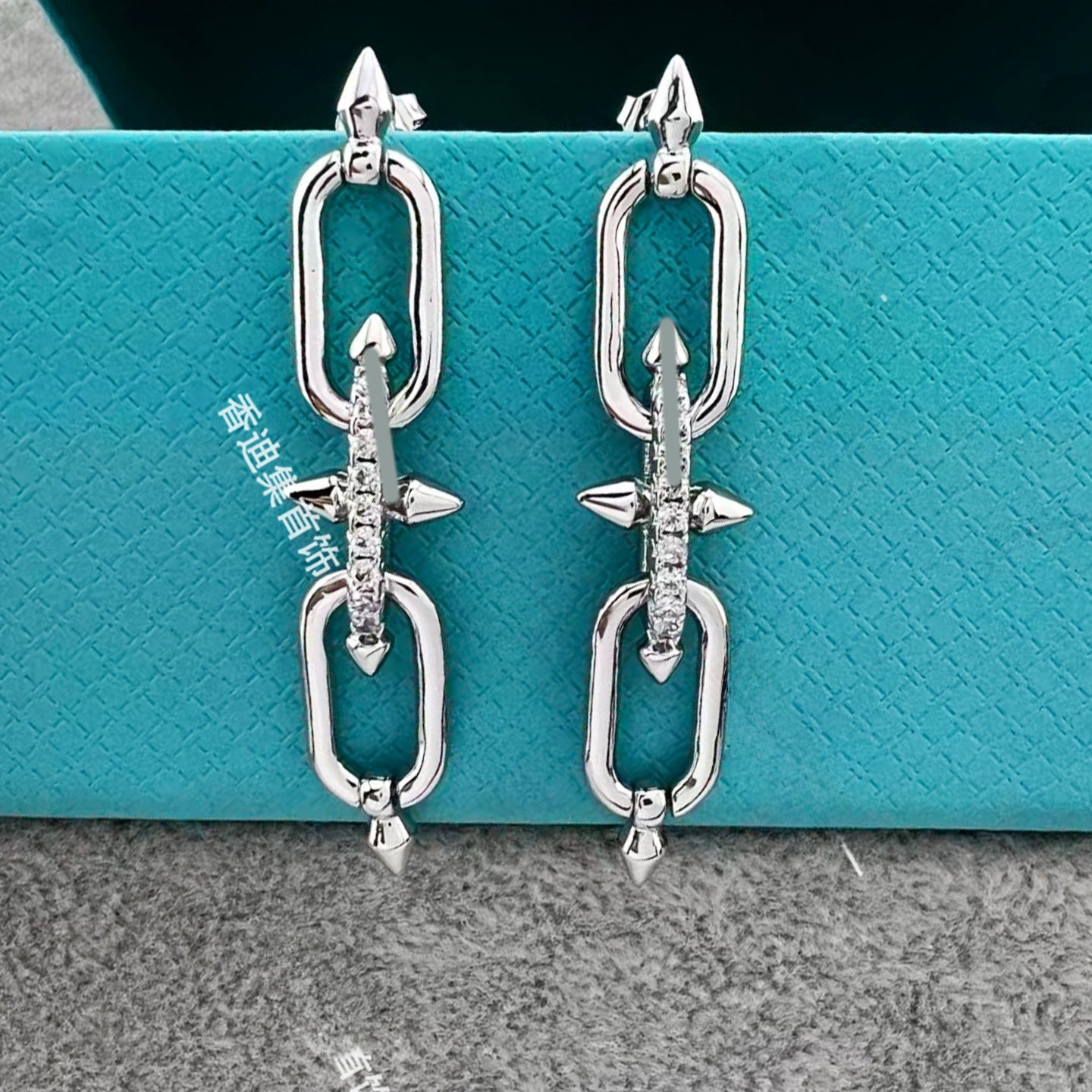 Heart Shape Earrings For Women In Gold V Gold Material With Copper Ear Pins And Rhinestone Inlay