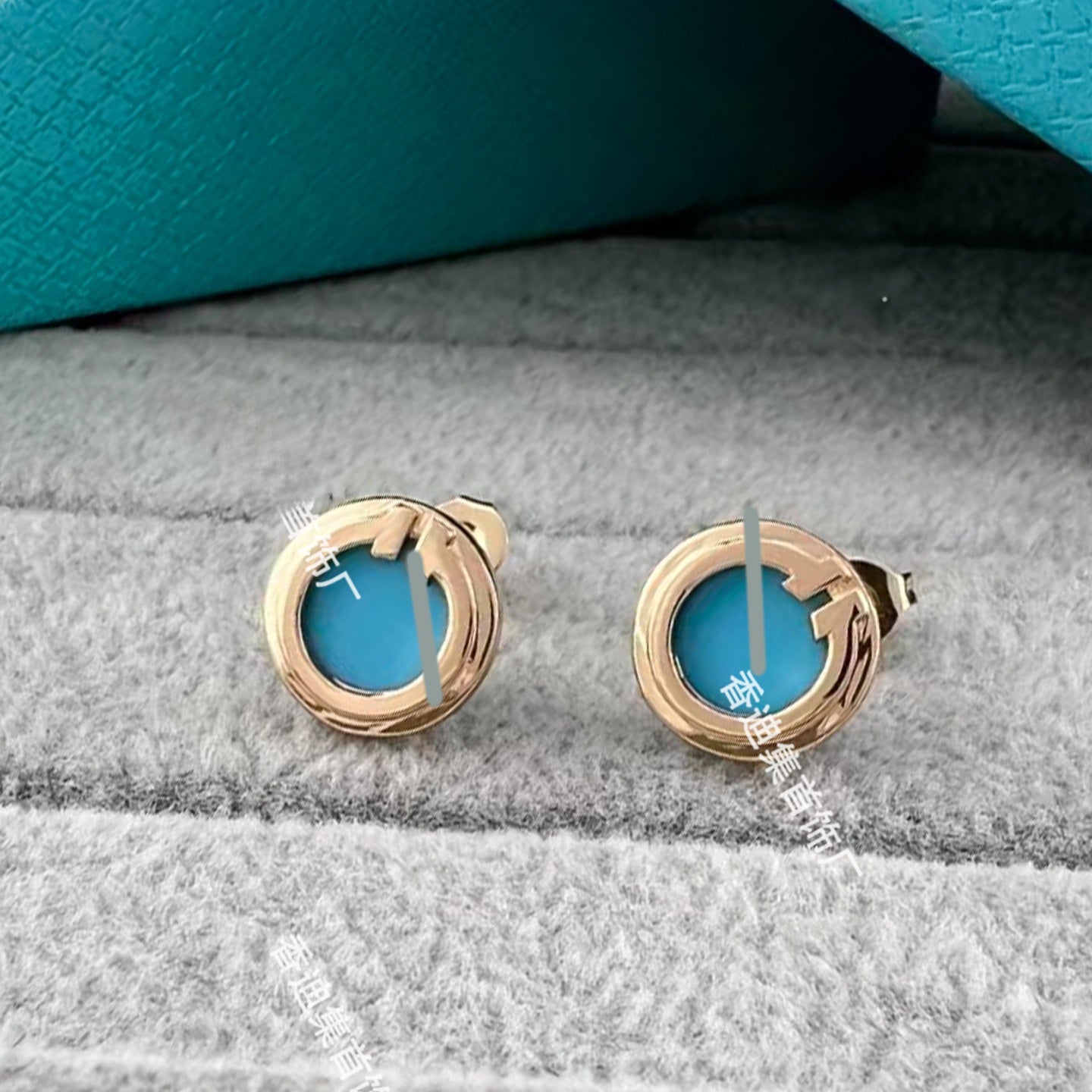Heart Shape Earrings For Women In Gold V Gold Material With Copper Ear Pins And Rhinestone Inlay