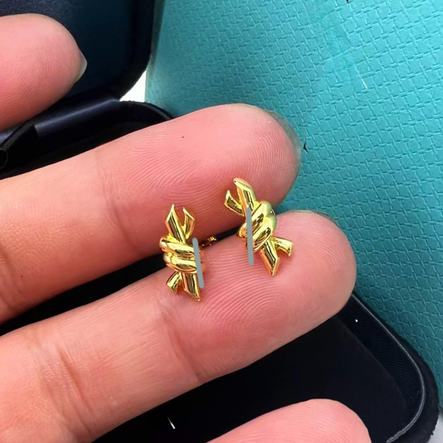 Heart Shape Earrings For Women In Gold V Gold Material With Copper Ear Pins And Rhinestone Inlay