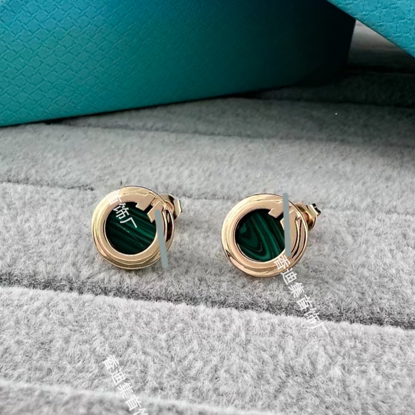 Heart Shape Earrings For Women In Gold V Gold Material With Copper Ear Pins And Rhinestone Inlay