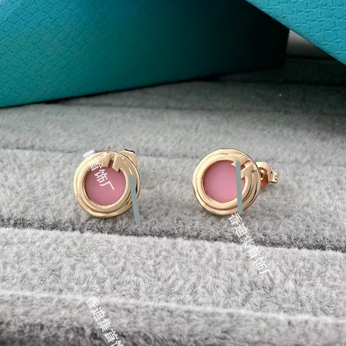 Heart Shape Earrings For Women In Gold V Gold Material With Copper Ear Pins And Rhinestone Inlay