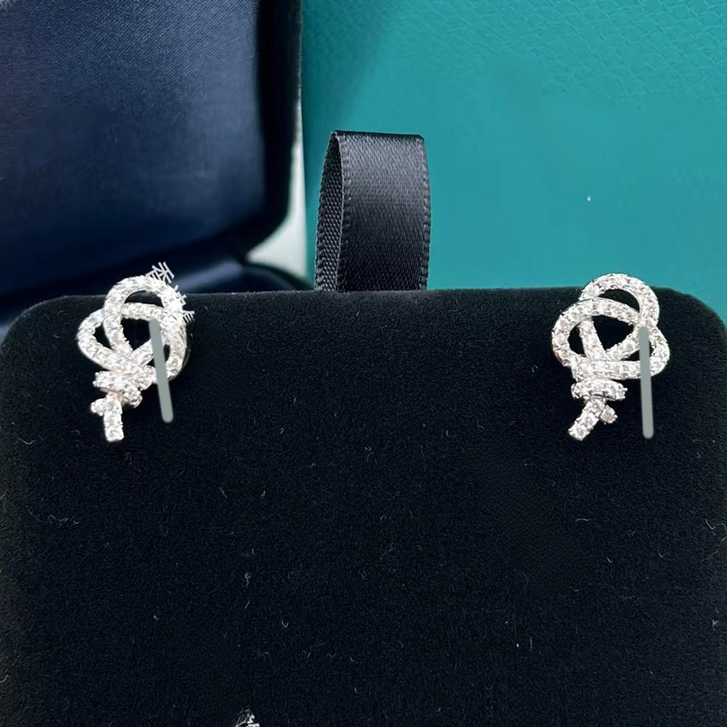Heart Shape Earrings For Women In Gold V Gold Material With Copper Ear Pins And Rhinestone Inlay