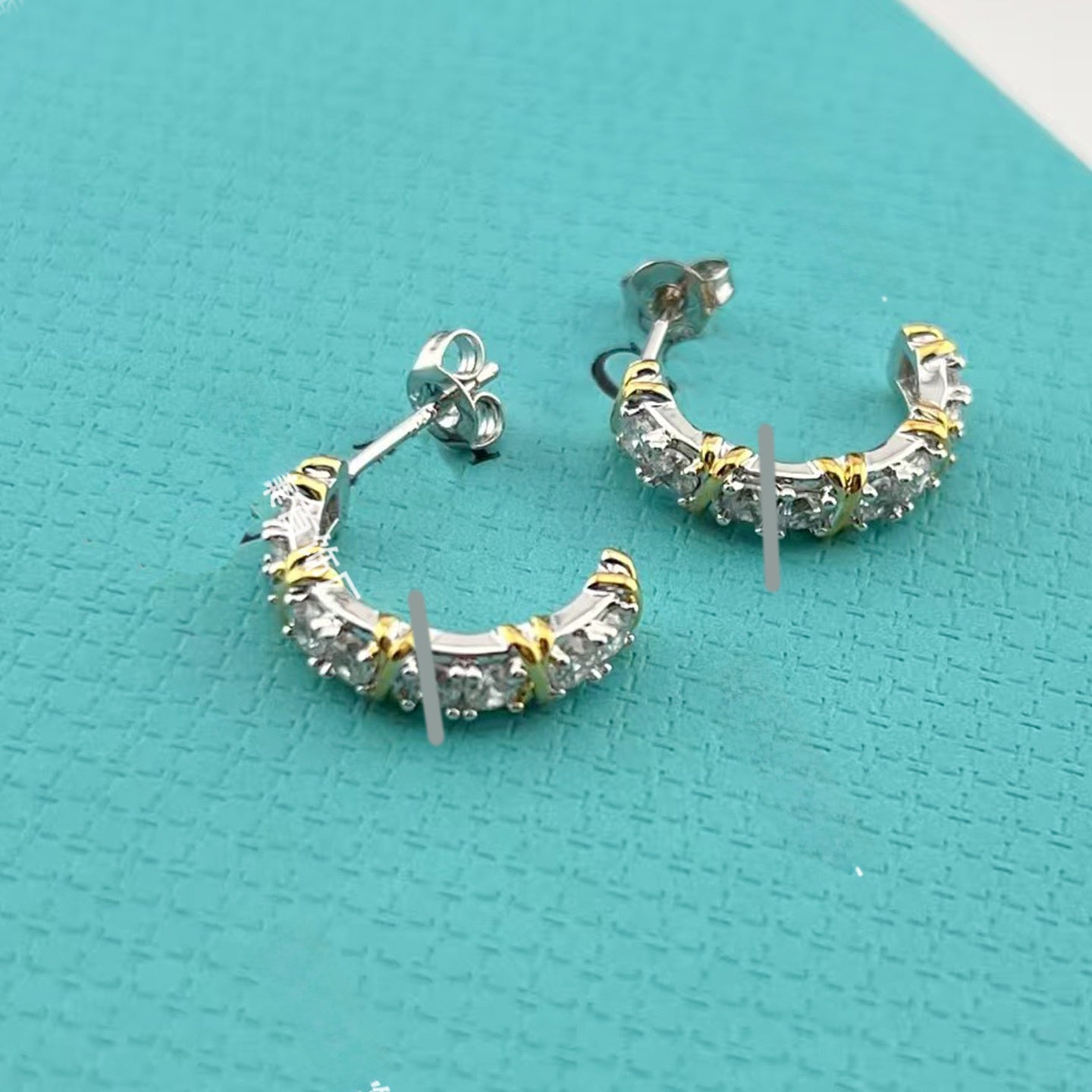 Heart Shape Earrings For Women In Gold V Gold Material With Copper Ear Pins And Rhinestone Inlay