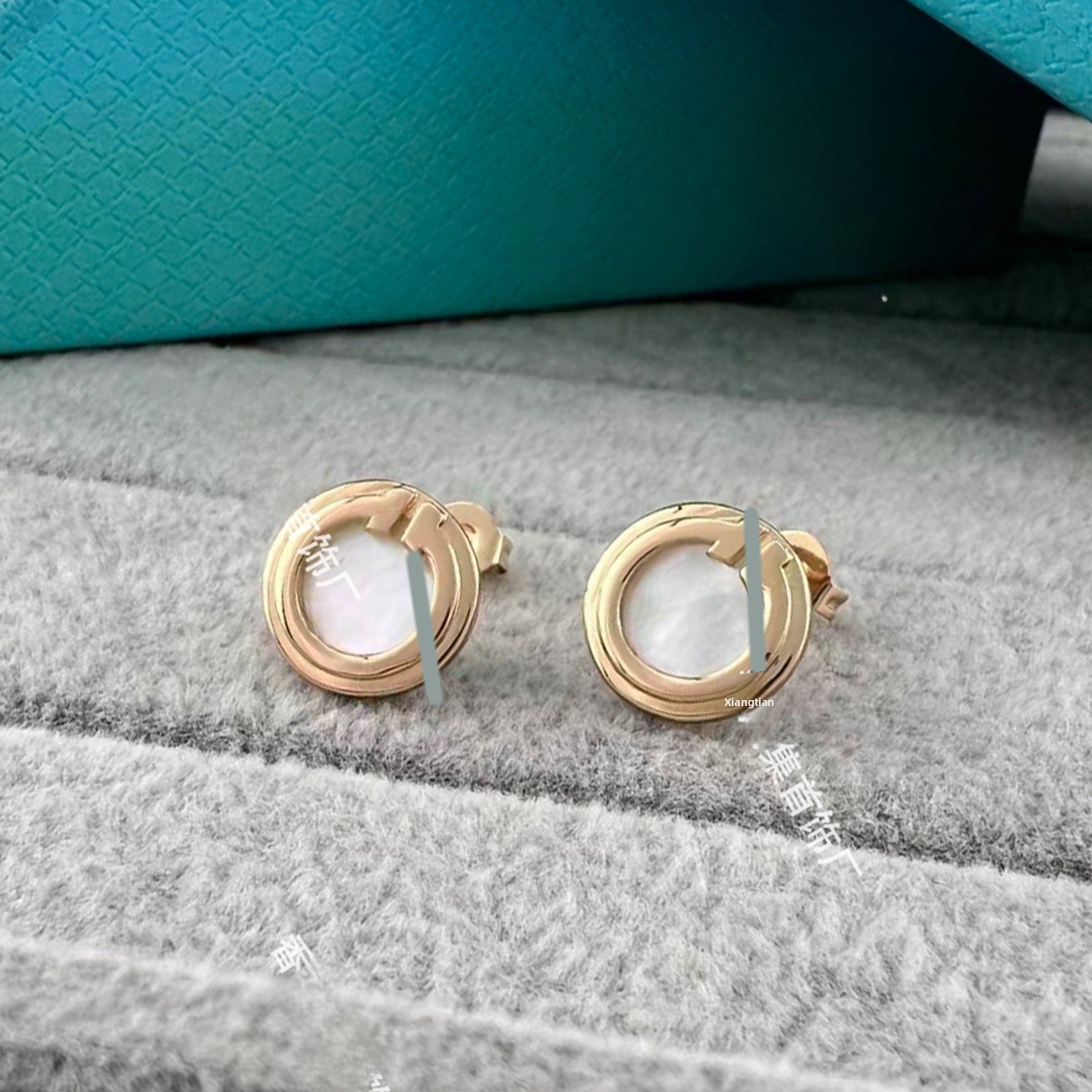 Heart Shape Earrings For Women In Gold V Gold Material With Copper Ear Pins And Rhinestone Inlay