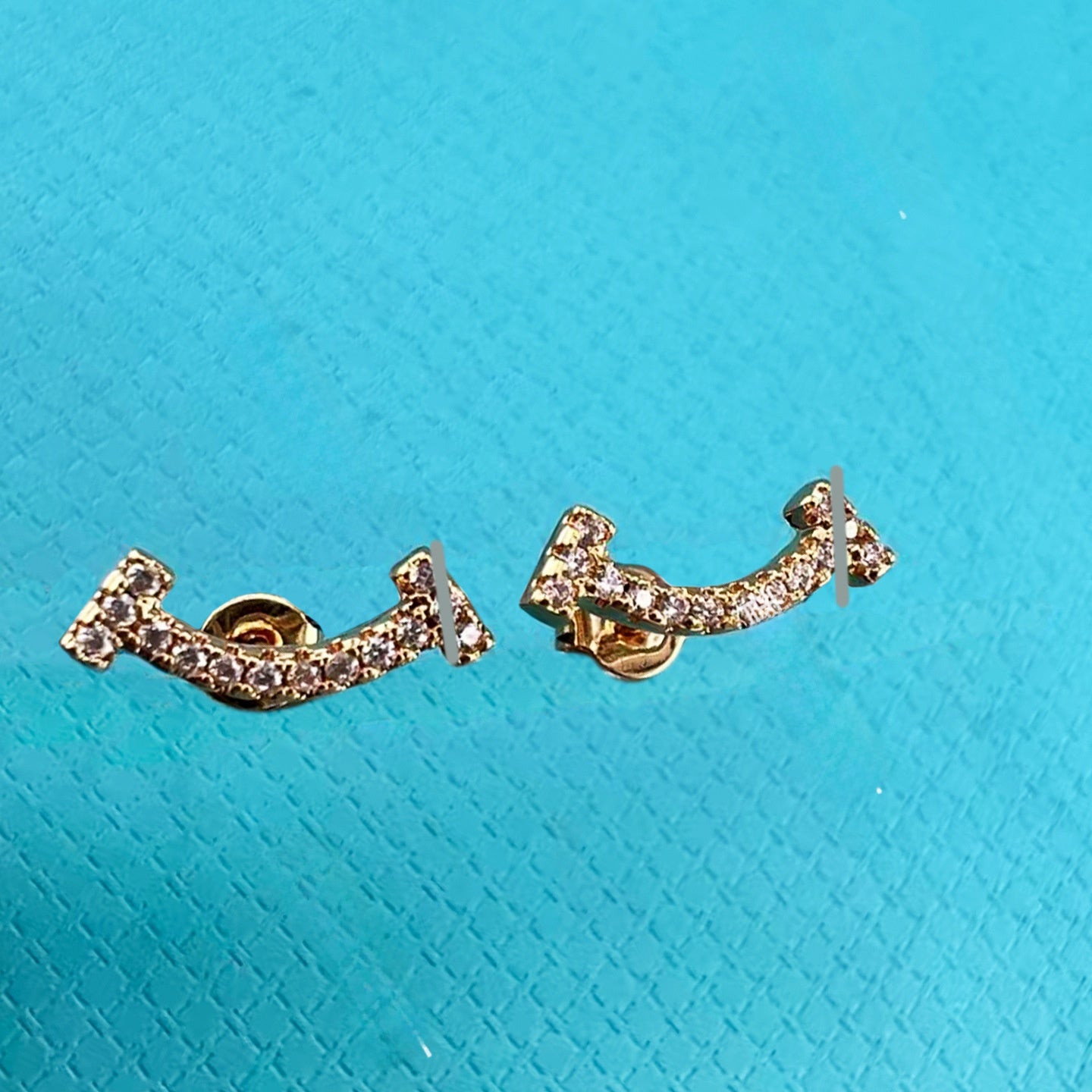 Heart Shape Earrings For Women In Gold V Gold Material With Copper Ear Pins And Rhinestone Inlay