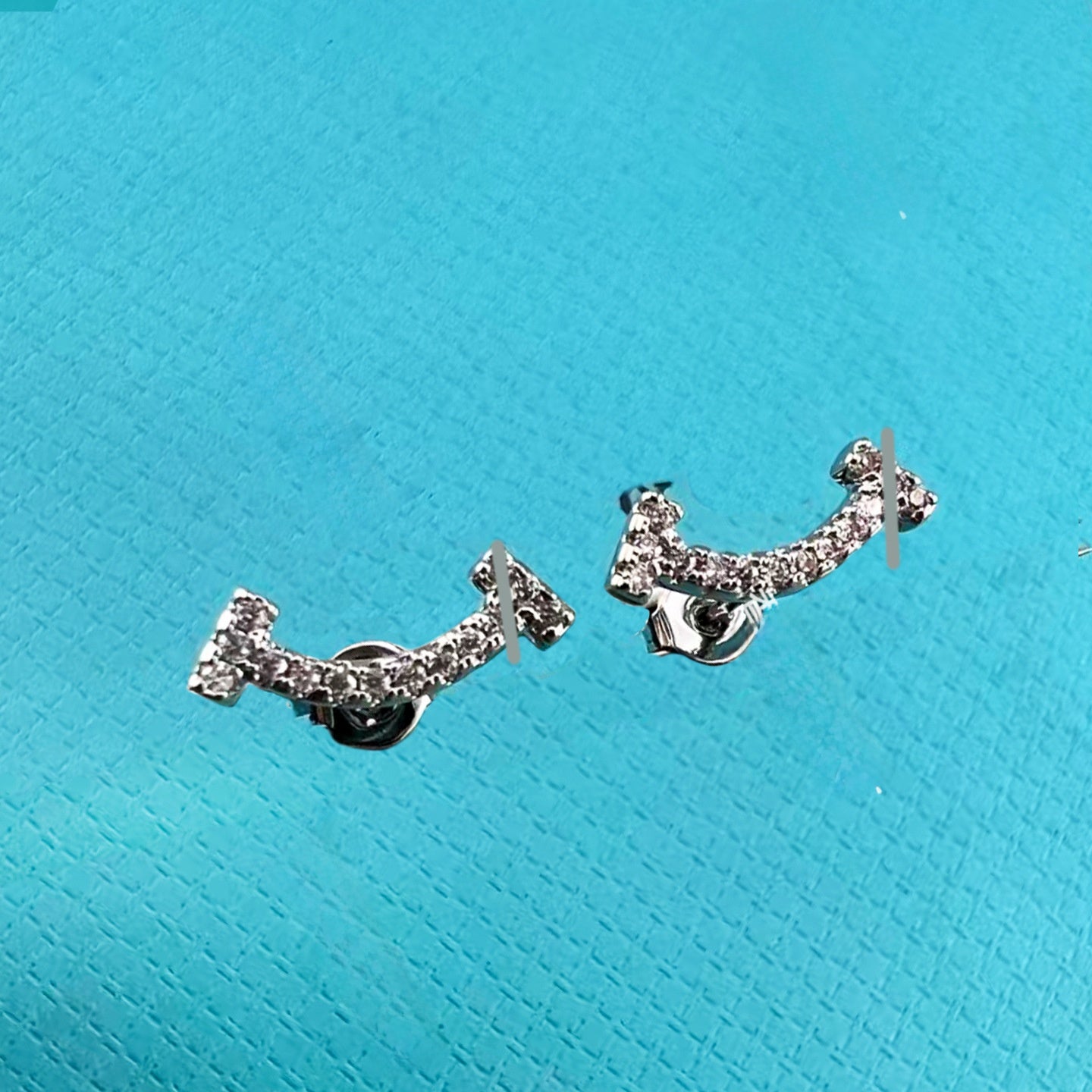 Heart Shape Earrings For Women In Gold V Gold Material With Copper Ear Pins And Rhinestone Inlay