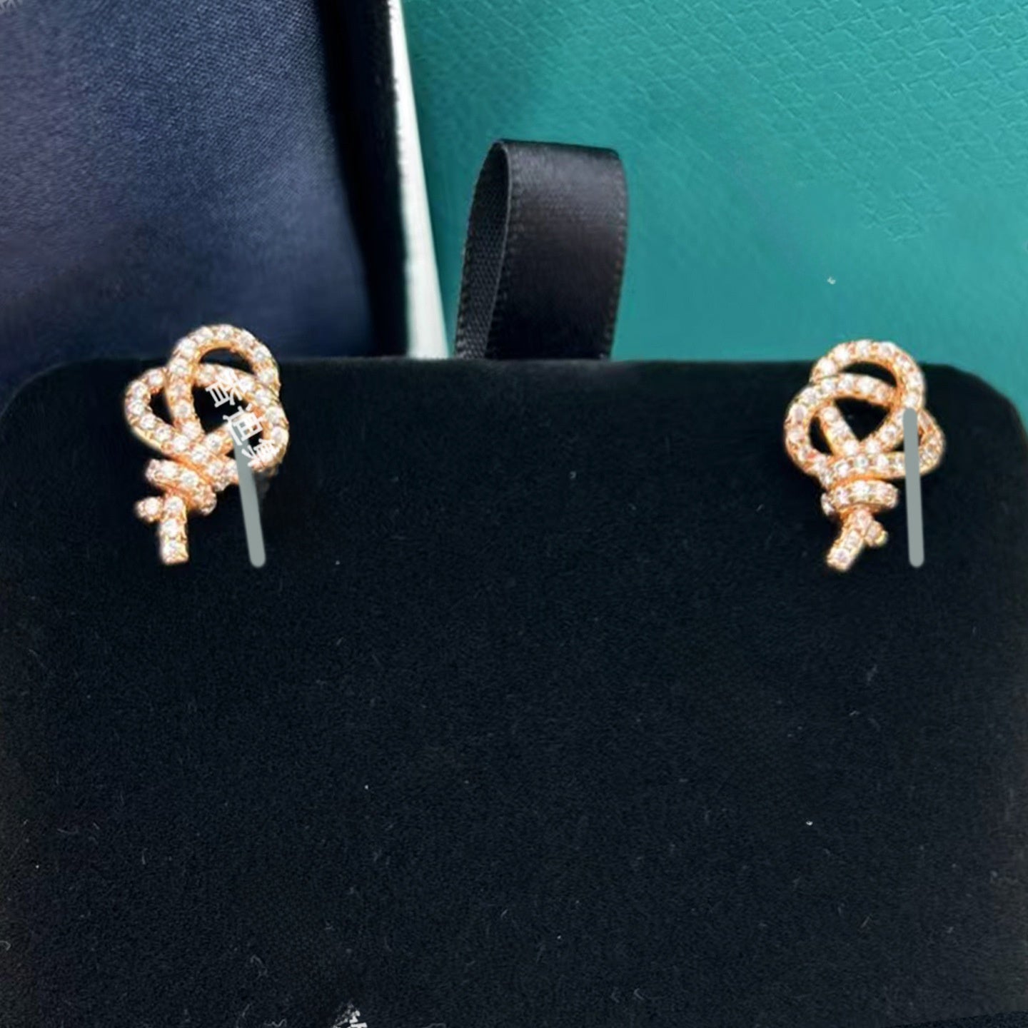 Heart Shape Earrings For Women In Gold V Gold Material With Copper Ear Pins And Rhinestone Inlay