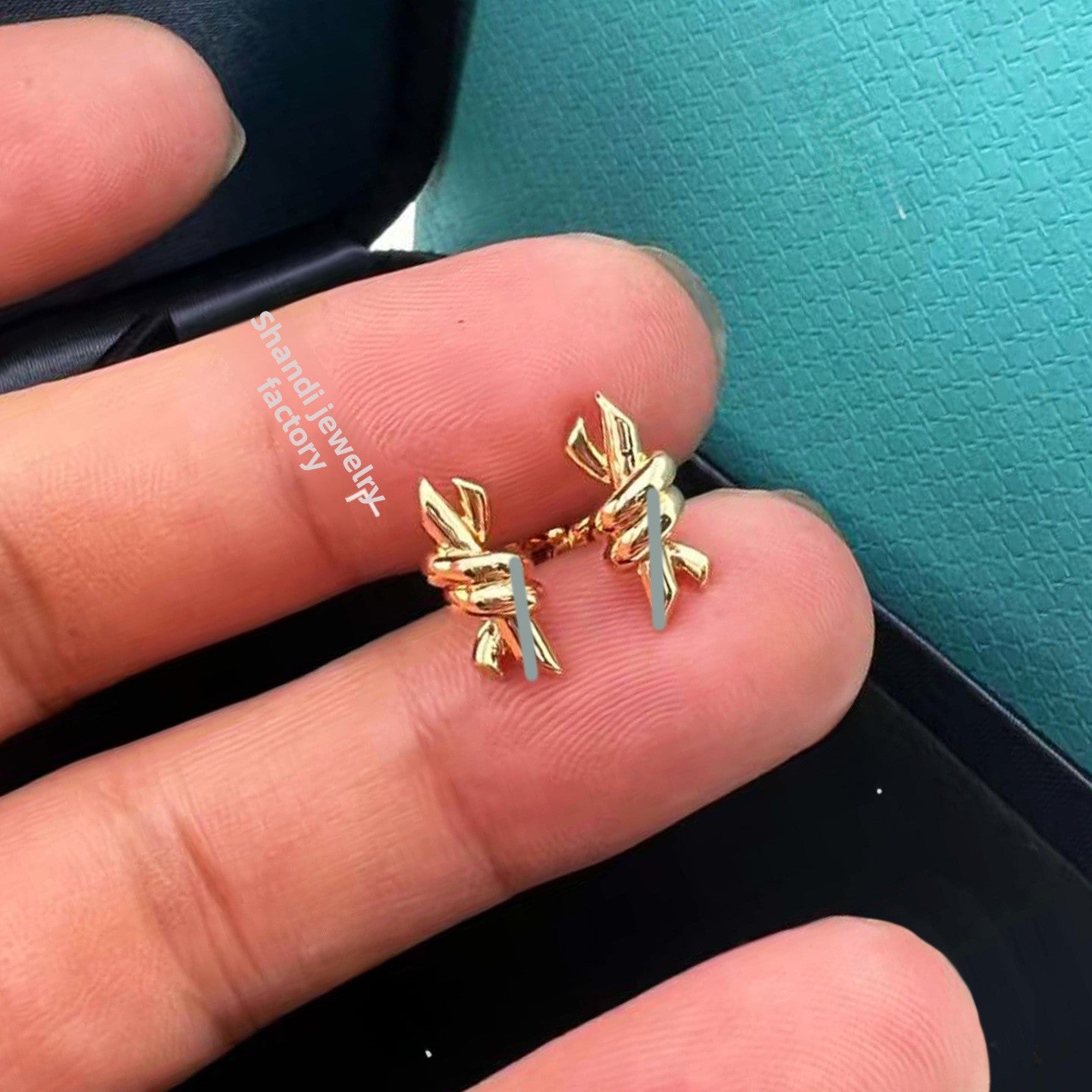 Heart Shape Earrings For Women In Gold V Gold Material With Copper Ear Pins And Rhinestone Inlay