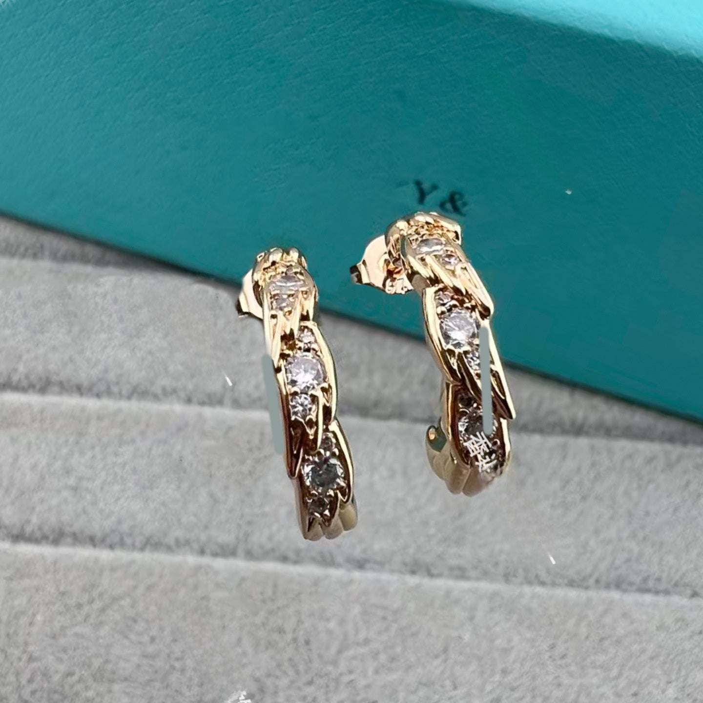 Heart Shape Earrings For Women In Gold V Gold Material With Copper Ear Pins And Rhinestone Inlay