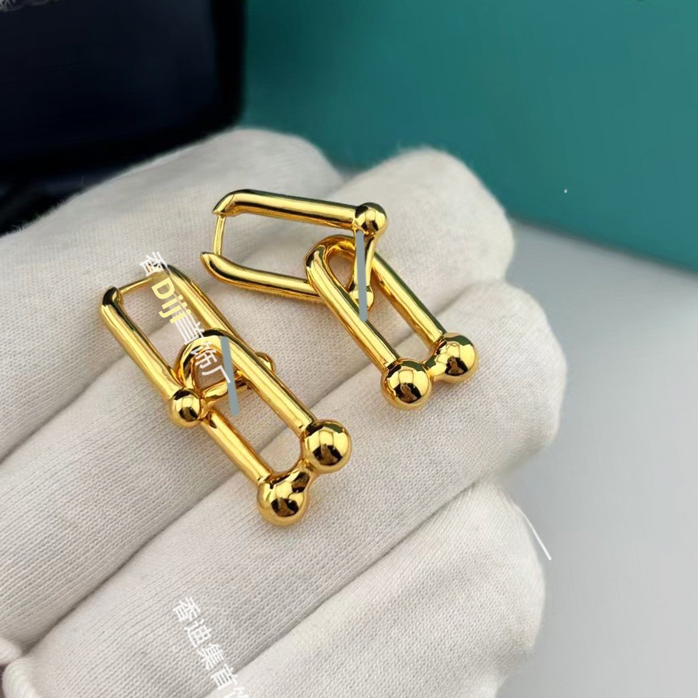 Heart Shape Earrings For Women In Gold V Gold Material With Copper Ear Pins And Rhinestone Inlay