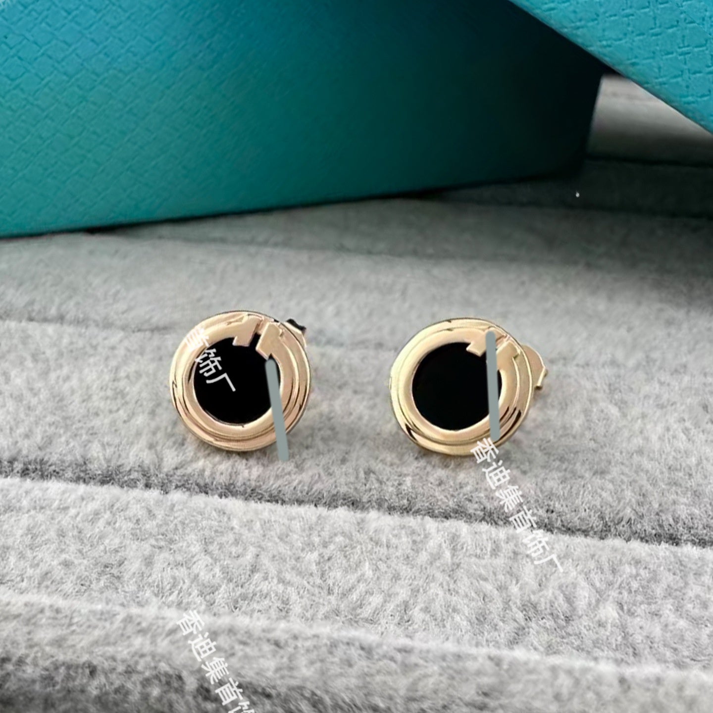 Heart Shape Earrings For Women In Gold V Gold Material With Copper Ear Pins And Rhinestone Inlay