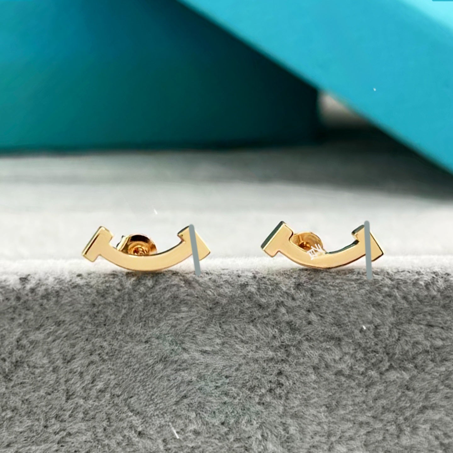 Heart Shape Earrings For Women In Gold V Gold Material With Copper Ear Pins And Rhinestone Inlay