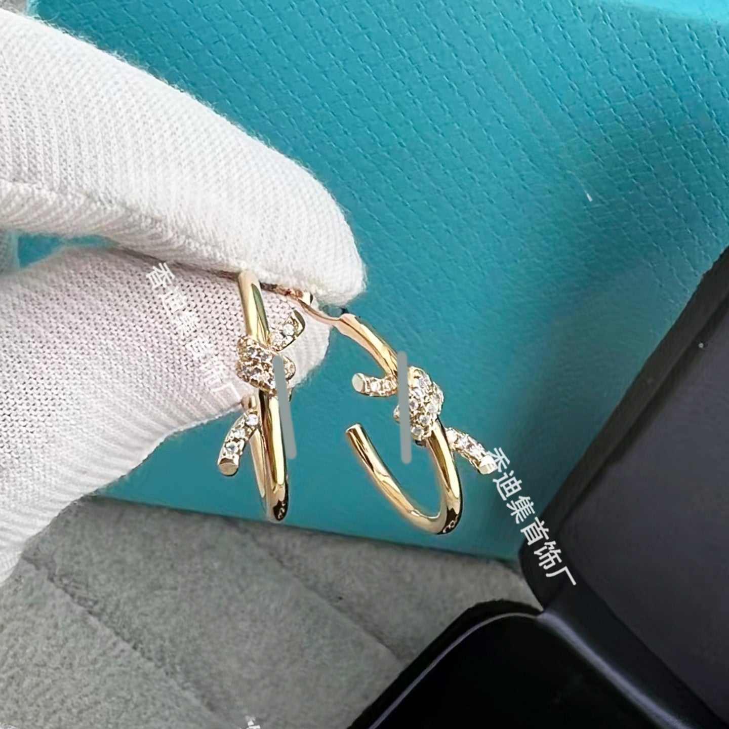 Heart Shape Earrings For Women In Gold V Gold Material With Copper Ear Pins And Rhinestone Inlay