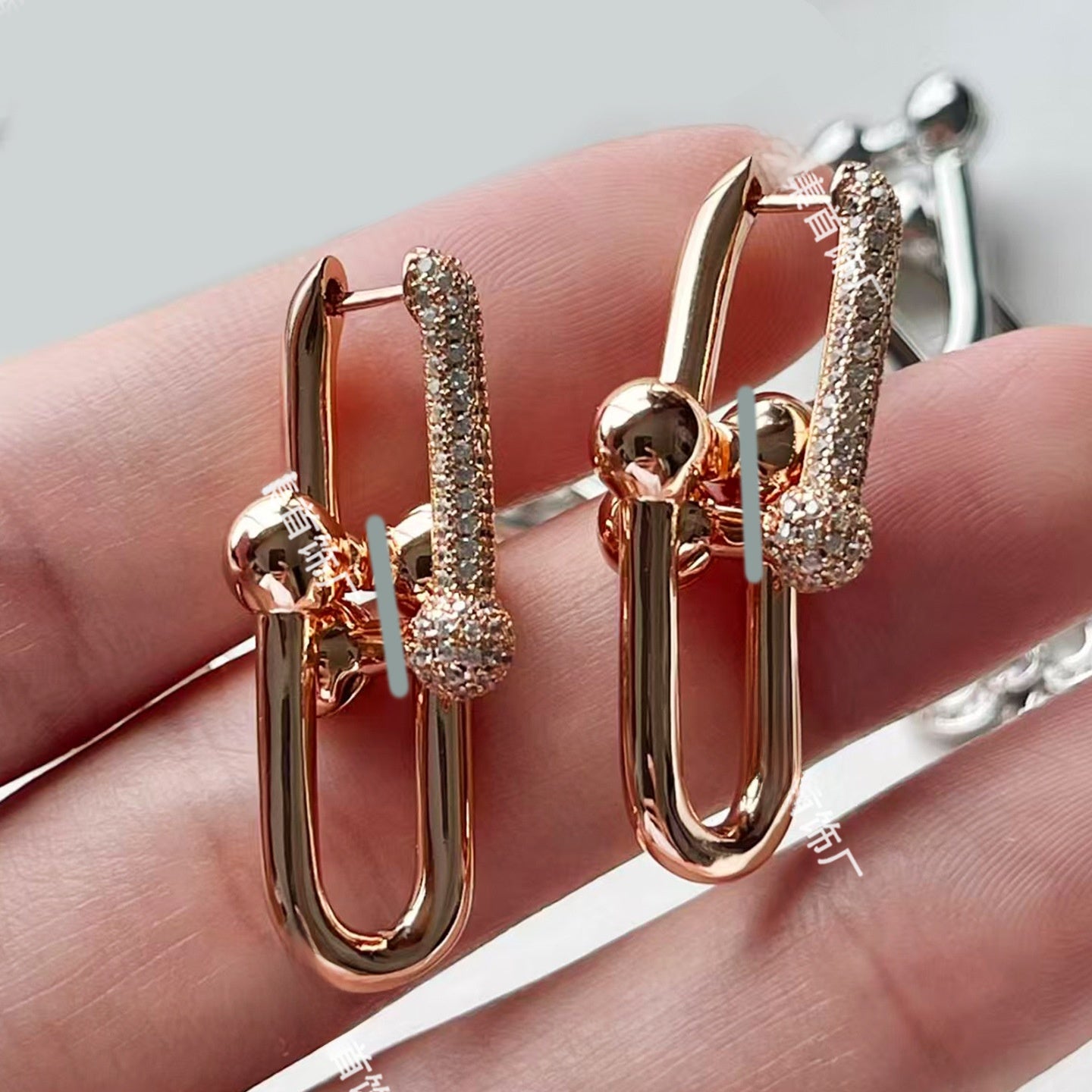 Heart Shape Earrings For Women In Gold V Gold Material With Copper Ear Pins And Rhinestone Inlay
