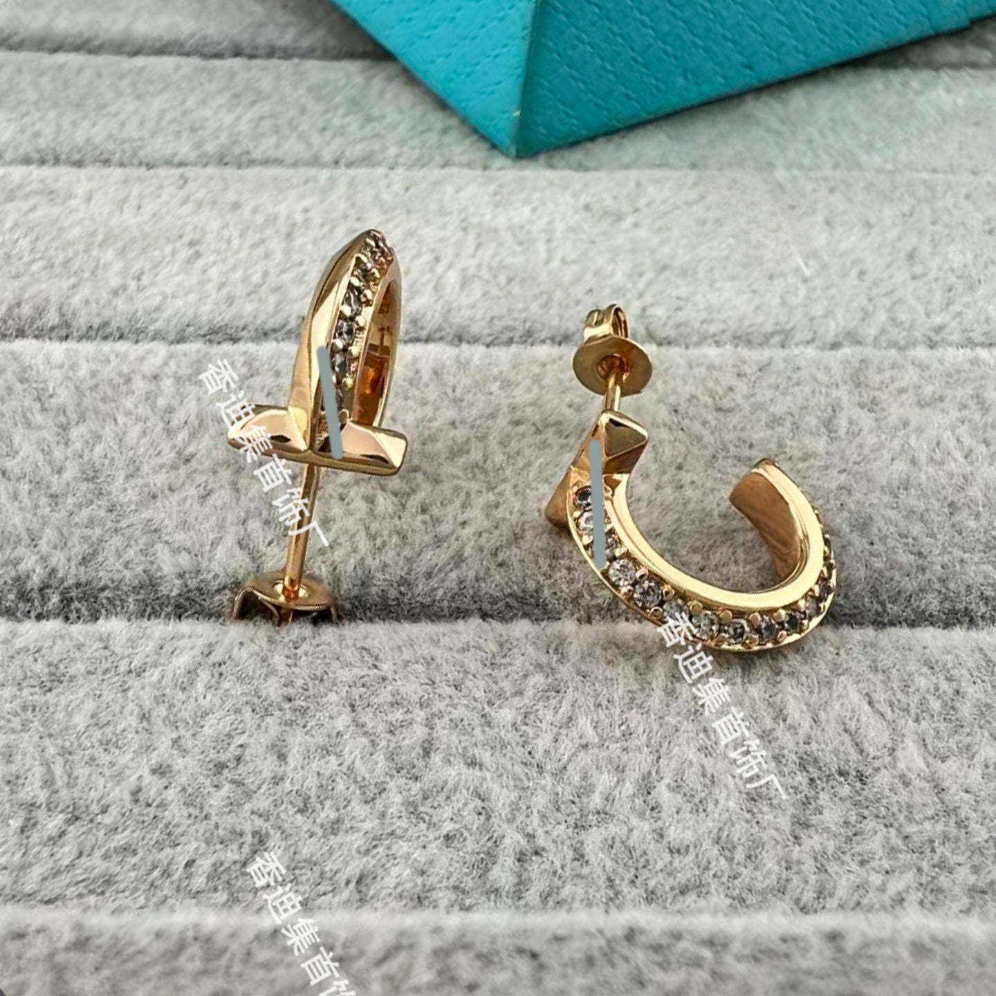 Heart Shape Earrings For Women In Gold V Gold Material With Copper Ear Pins And Rhinestone Inlay