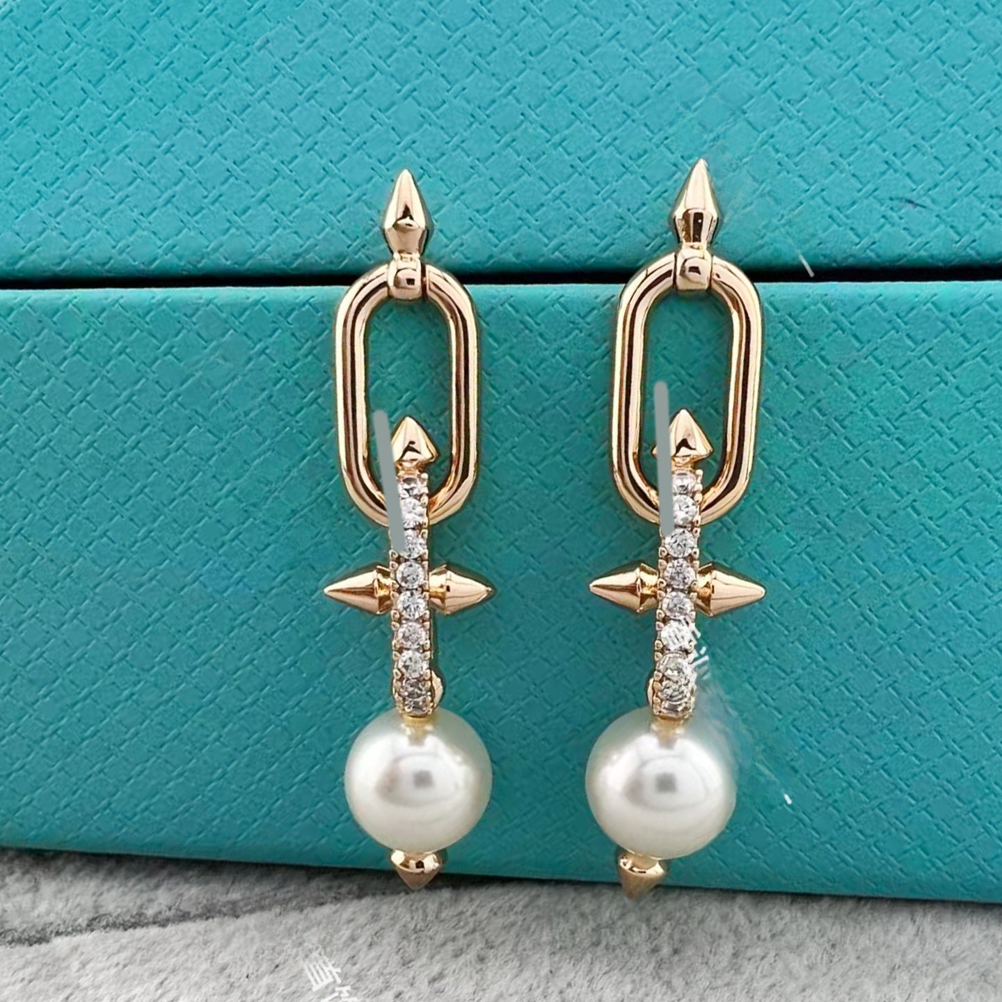 Heart Shape Earrings For Women In Gold V Gold Material With Copper Ear Pins And Rhinestone Inlay