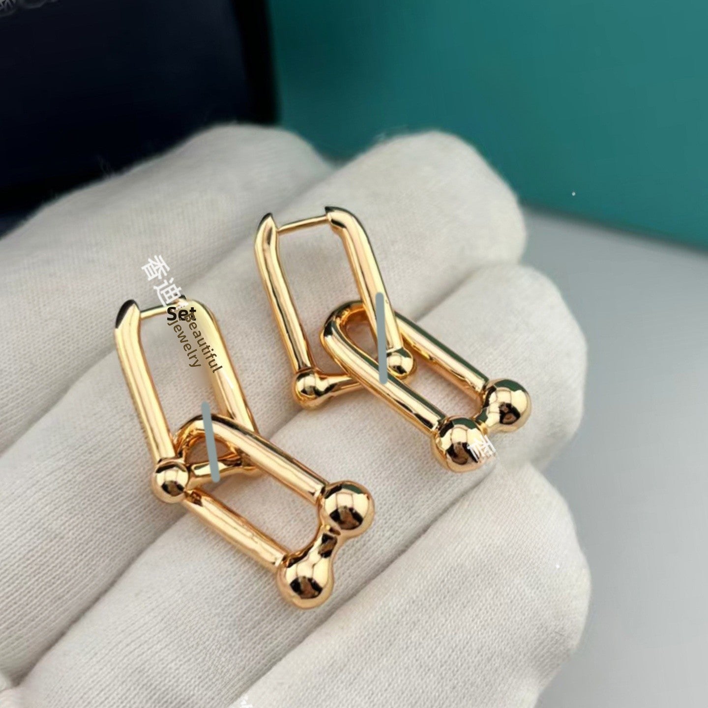 Heart Shape Earrings For Women In Gold V Gold Material With Copper Ear Pins And Rhinestone Inlay