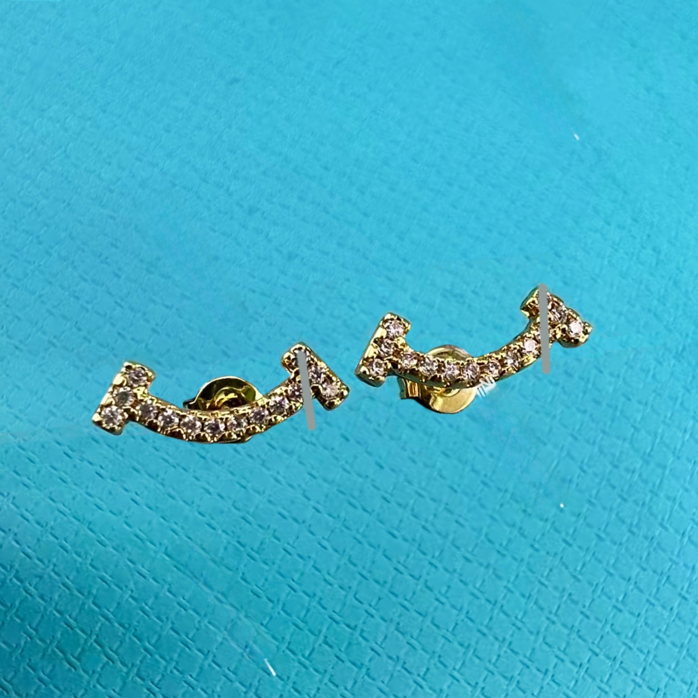 Heart Shape Earrings For Women In Gold V Gold Material With Copper Ear Pins And Rhinestone Inlay
