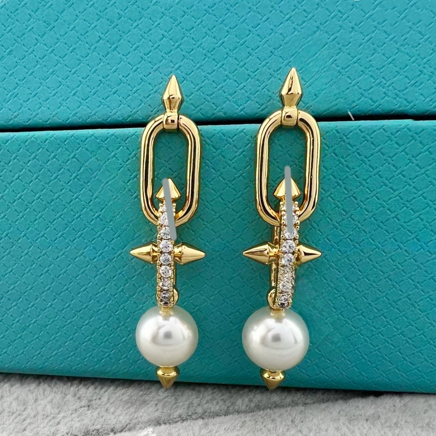 Heart Shape Earrings For Women In Gold V Gold Material With Copper Ear Pins And Rhinestone Inlay