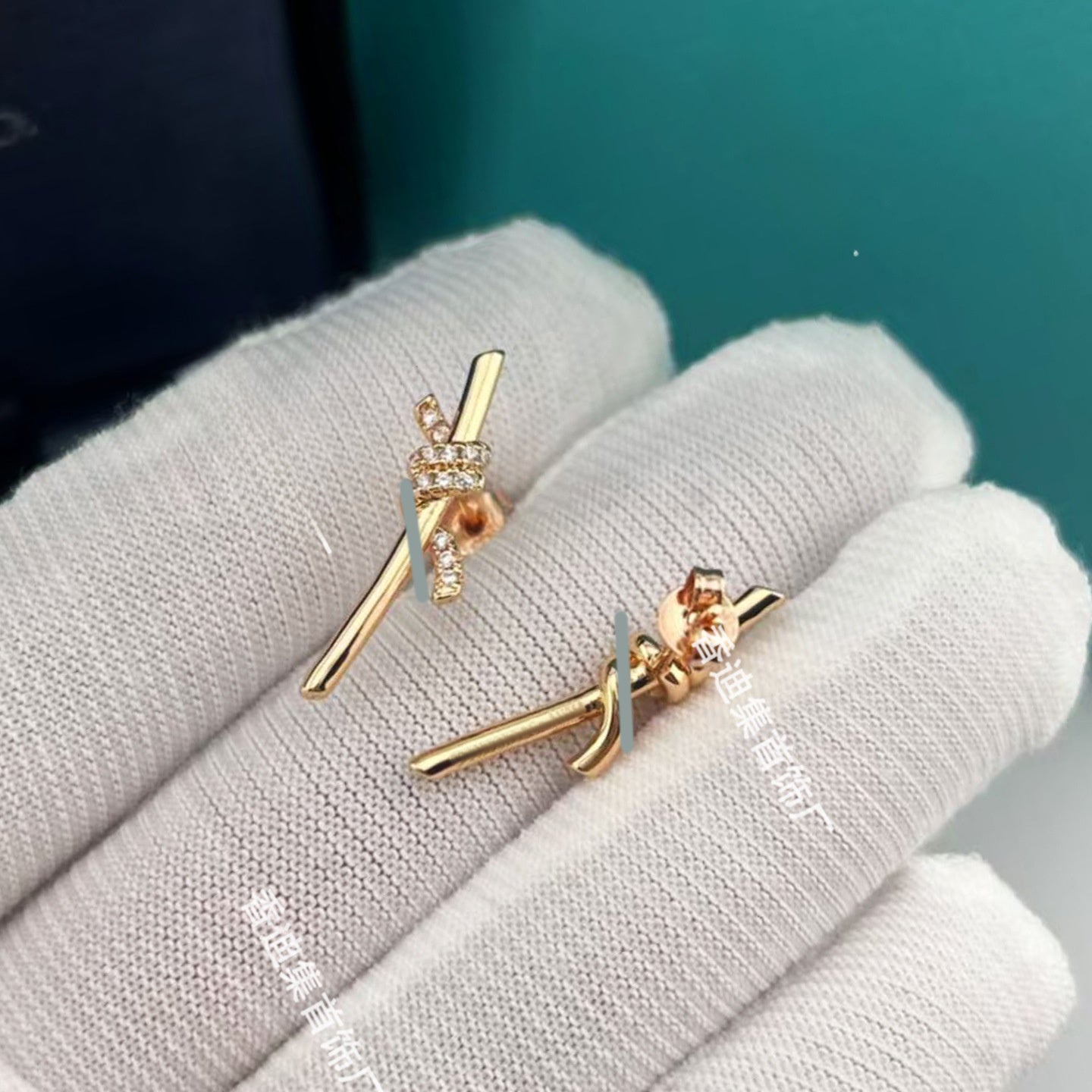 Heart Shape Earrings For Women In Gold V Gold Material With Copper Ear Pins And Rhinestone Inlay