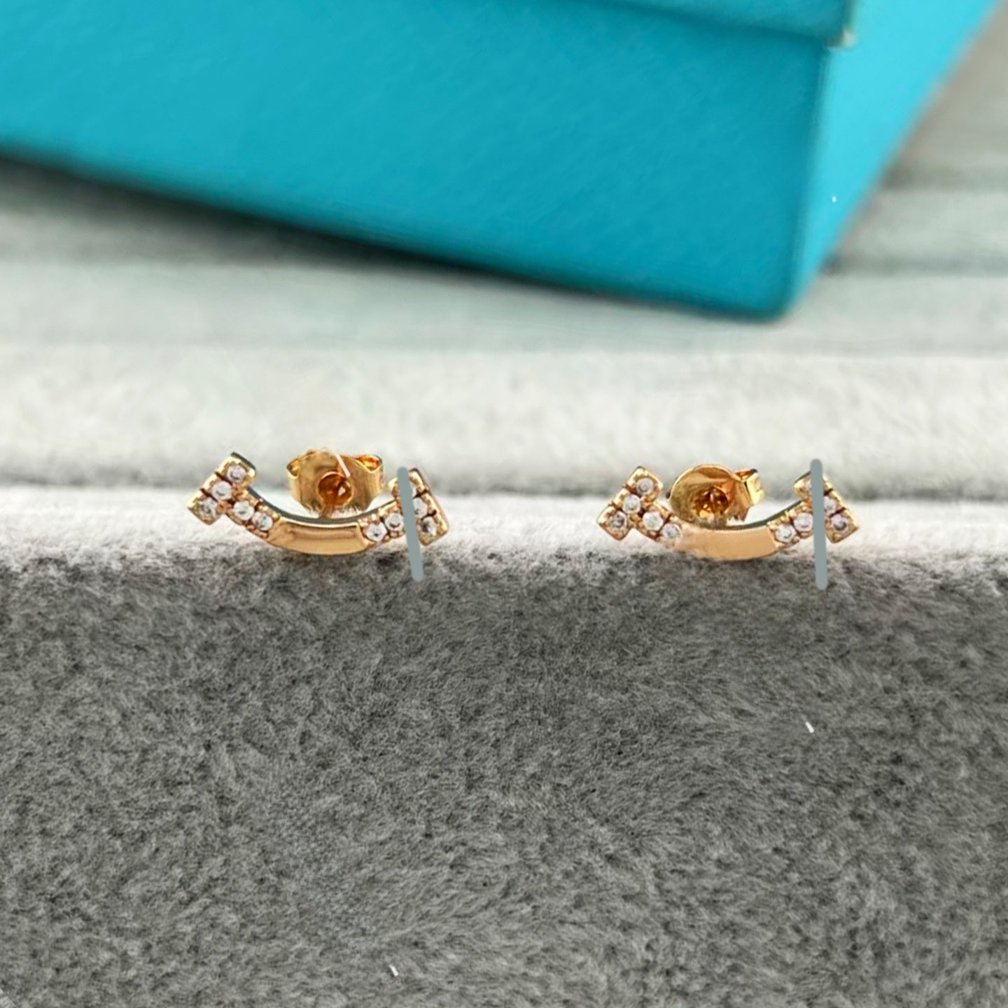 Heart Shape Earrings For Women In Gold V Gold Material With Copper Ear Pins And Rhinestone Inlay
