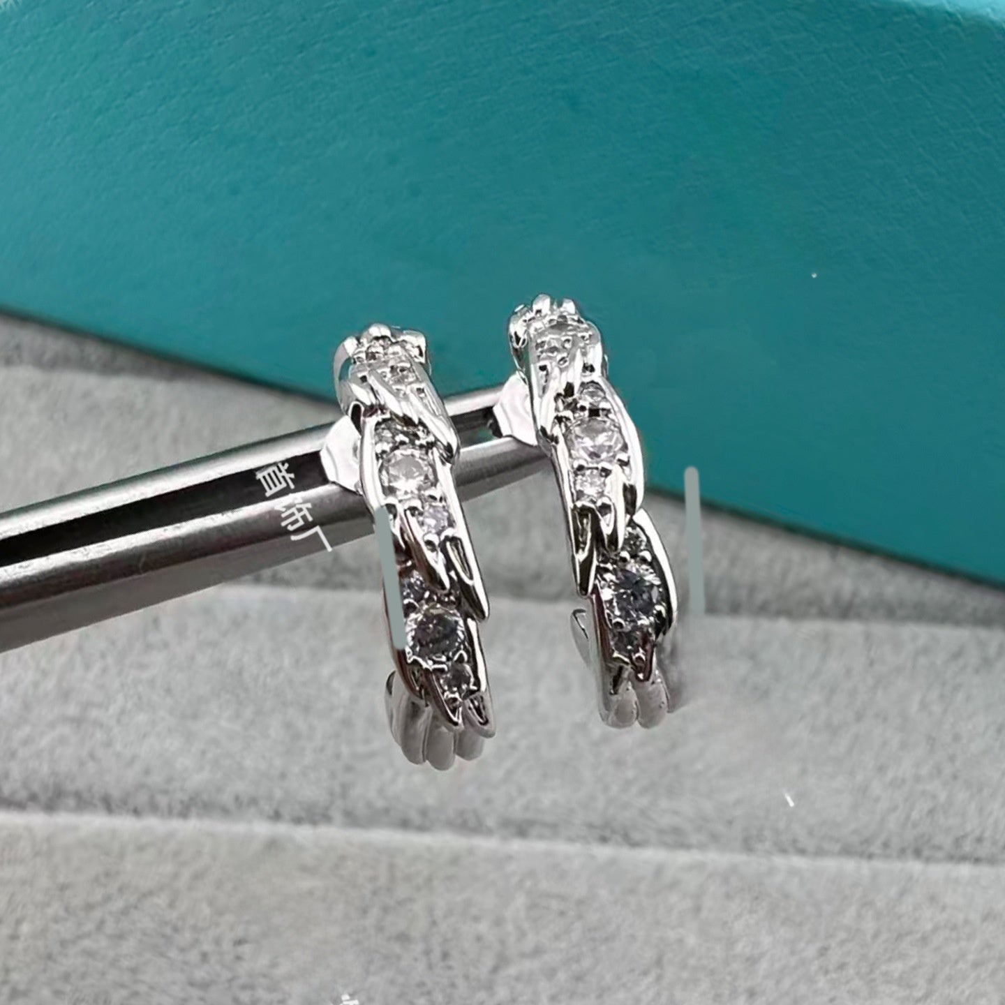 Heart Shape Earrings For Women In Gold V Gold Material With Copper Ear Pins And Rhinestone Inlay
