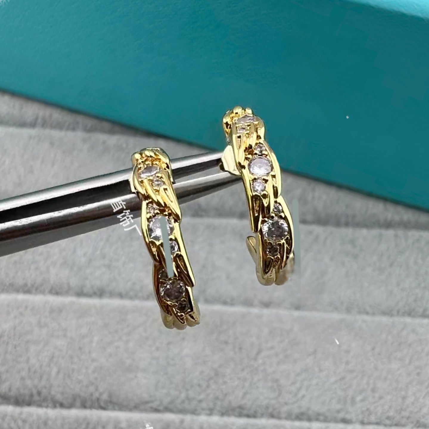 Heart Shape Earrings For Women In Gold V Gold Material With Copper Ear Pins And Rhinestone Inlay