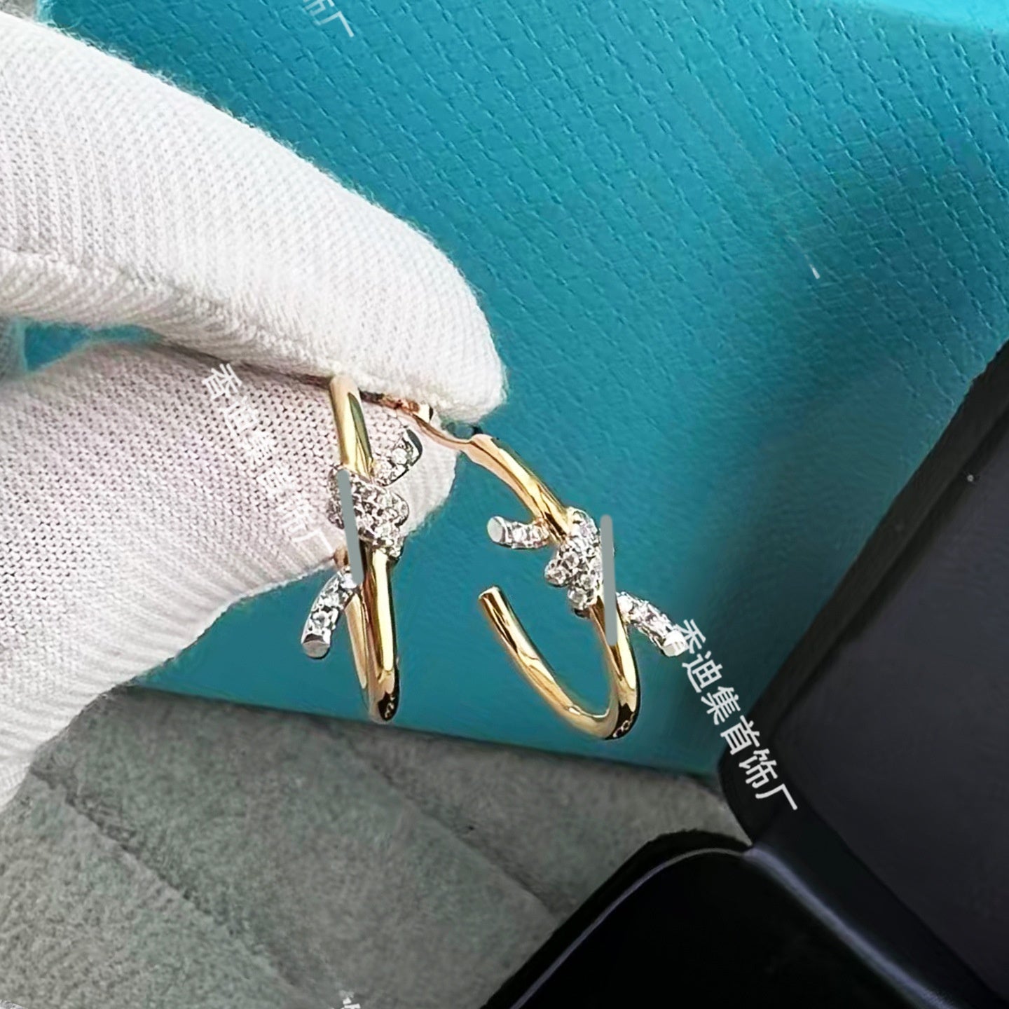 Heart Shape Earrings For Women In Gold V Gold Material With Copper Ear Pins And Rhinestone Inlay
