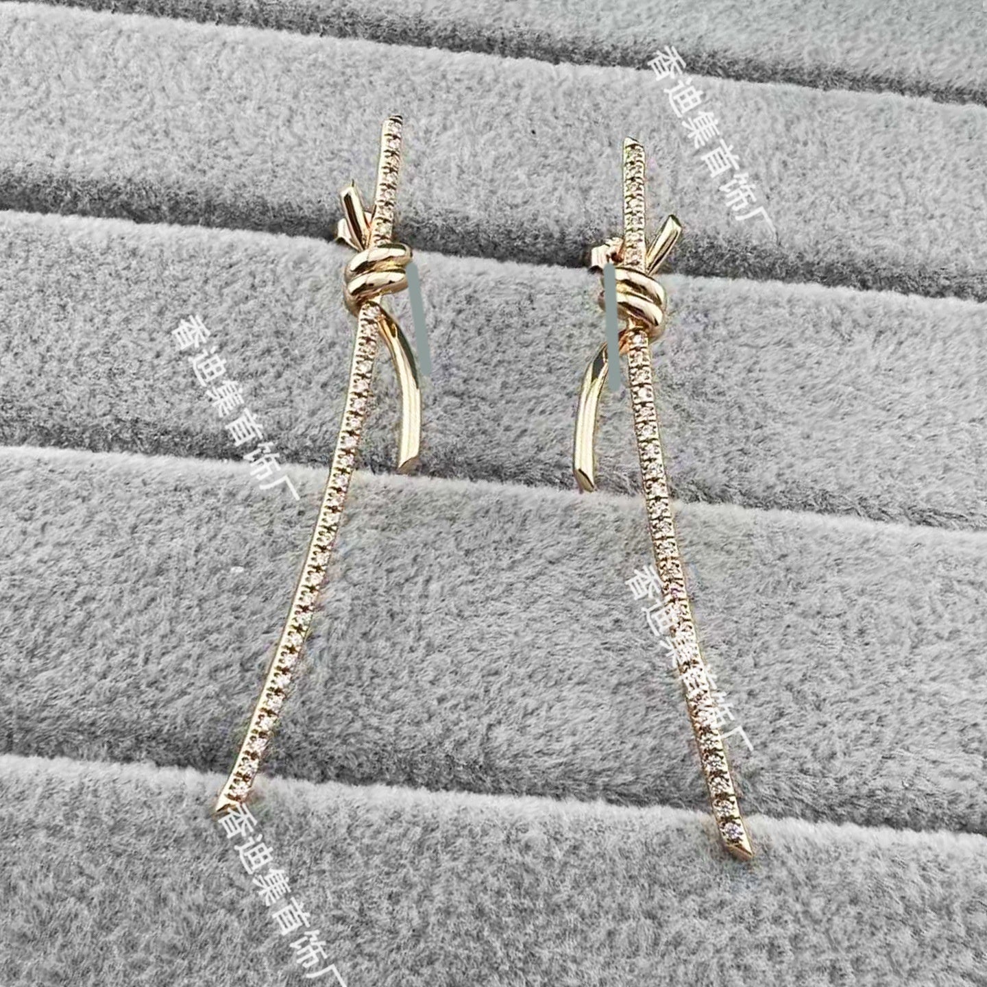 Heart Shape Earrings For Women In Gold V Gold Material With Copper Ear Pins And Rhinestone Inlay