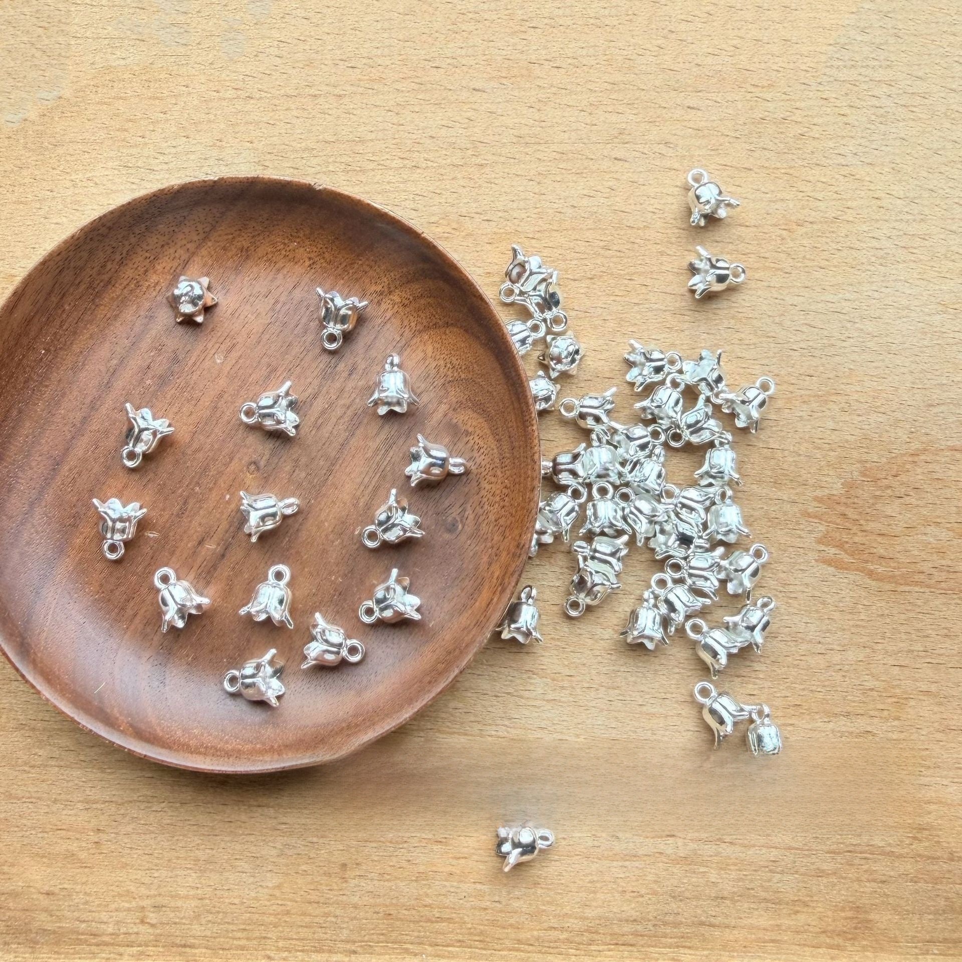Alloy Flowers Pendant With Braid Craft, Electroplated Silver Finish, Perfect For Jewelry Making Connectors