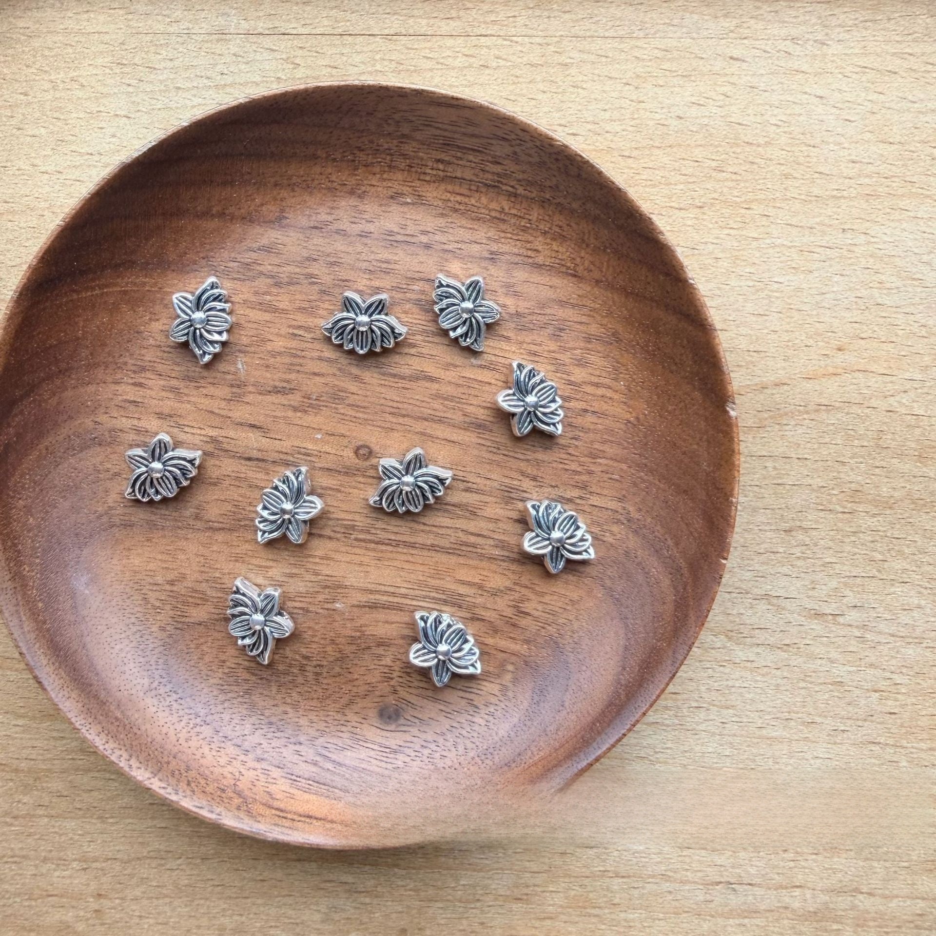 Alloy Flowers Pendant With Braid Craft, Electroplated Silver Finish, Perfect For Jewelry Making Connectors